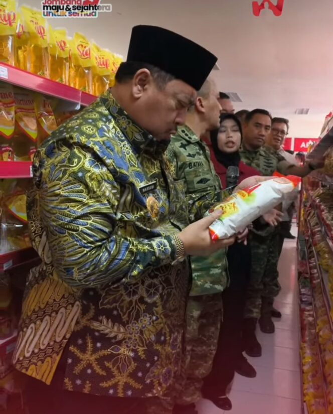 
					Jumat 16 Oktober 2026, Bupati Jombang, Warsubi, bersama Komandan Korem 082/Citra Panca Yudha Jaya (CPYJ), Kolonel Inf. Batara Alex Bulo, melakulan pemantauan operasi delapan KDKMP di Mojowarno dan Mojoagung. Foto: jombangkab.go.id 