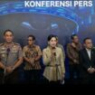 Pimpinan OJK bersama badan pengawas pasar modal konferensi pers menjatuhkan saksi denda Rp2,5 triliun kepada tiga emiten, Jumat, 16 Oktober 2026. Foto: antara