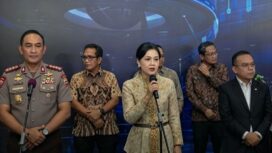 Pimpinan OJK bersama badan pengawas pasar modal konferensi pers menjatuhkan saksi denda Rp2,5 triliun kepada tiga emiten, Jumat, 16 Oktober 2026. Foto: antara