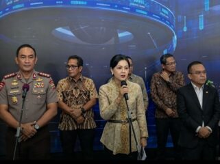Pimpinan OJK bersama badan pengawas pasar modal konferensi pers menjatuhkan saksi denda Rp2,5 triliun kepada tiga emiten, Jumat, 16 Oktober 2026. Foto: antara