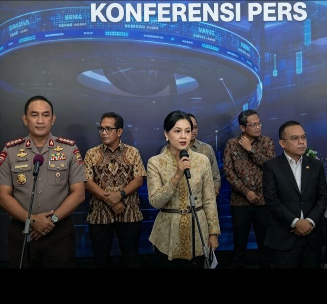 
					Pimpinan OJK bersama badan pengawas pasar modal konferensi pers menjatuhkan saksi denda Rp2,5 triliun kepada tiga emiten, Jumat, 16 Oktober 2026. Foto: antara