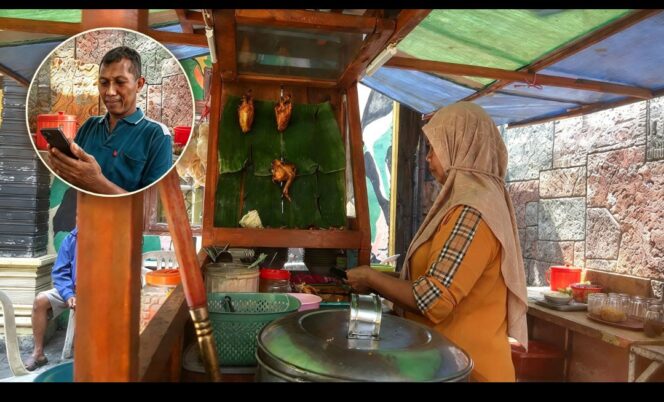
					Di depan kantor sekretariat DPD Golkar Jombang, berdiri warung soto ayam kampung. Usaha ini milik Agus Karim (insert) dan istrinya Zulaikah. Seporsi Rp10.000, ia mengaku kantongi kelebihan Rp250.000/ hari. Foto: kredonews.com/ priyo suwarno