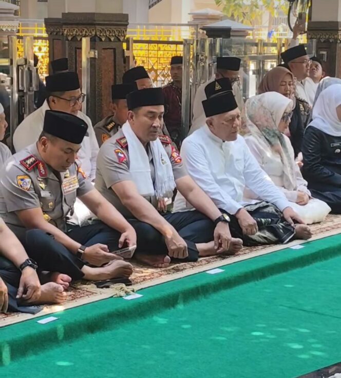 
					Setelah meresmikan Desk Ketenagakerjaan di jajaran Polri. Kapolri, Jenderal Suyudi Ario Seto nyekar makam Gus Dur di kompleks Tebuireng. Sabtu 17 Oktober 2026. Foto: ist