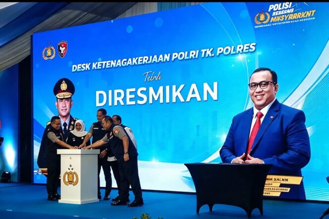 
					Kapolri Jenderal Suyudi Ario Seto resmikam Desk Ketenagakerjaan, untuk menyelesaikan sengeketa buruh dan pengusaha dengan target 7-8 hari kerja. Peresmian dilakssanakan di mapolres Jombang, Sabtu 17 Oktober 2026. Foto: ist