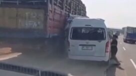 Diduga sopir mengantuk, mobil Elf angkut 15 Suporter PSS Sleman, alami kecelakaan sebabkan 4 orang tewas. Foto: ist