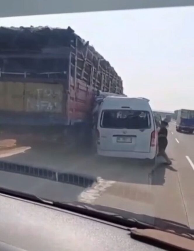 
					Diduga sopir mengantuk,  mobil Elf angkut 15 Suporter PSS Sleman, alami kecelakaan sebabkan 4 orang tewas. Foto: ist