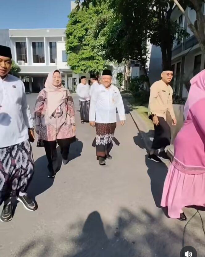
					Pemkab Jombang melalui sekretaris Daerah, Agus Purnomo keluarkan imbauan Jombang Bersarung. Foto: instagram@jodi_jombang
