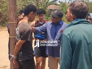 Warga Dusun Serning, Desa Banjaragung, Kecamatan Bareng, Kabupaten Jombang menangkap seorang pemuda diduga lakukan pembakaran lahan hingga terjadi kebakaran 800 m, Sabtu 17 Oktober 2026. Foto: instagram@jombanginformasi_