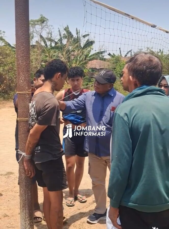
					Warga Dusun Serning, Desa Banjaragung, Kecamatan Bareng, Kabupaten Jombang menangkap seorang pemuda diduga lakukan pembakaran lahan hingga terjadi kebakaran 800 m, Sabtu 17 Oktober 2026. Foto: instagram@jombanginformasi_