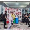 Massa semakin beringas dan menyegel kantor Gubernur Kalteng, Senin, 19 Oktober 2026. Foto: ist