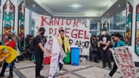 Massa semakin beringas dan menyegel kantor Gubernur Kalteng, Senin, 19 Oktober 2026. Foto: ist