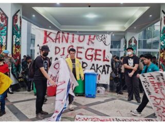 Massa semakin beringas  dan menyegel kantor Gubernur Kalteng, Senin, 19 Oktober 2026. Foto: ist