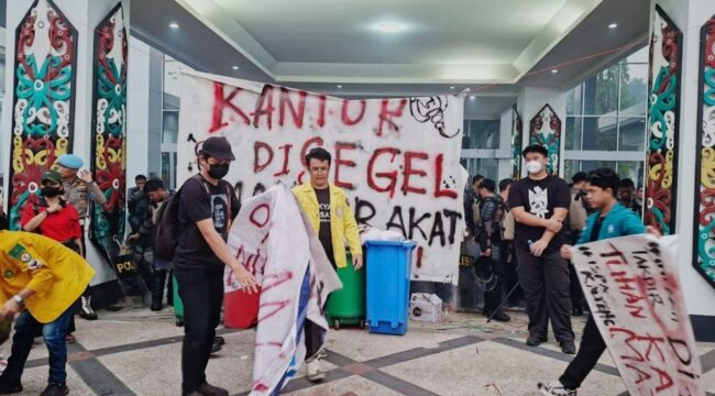 Massa semakin beringas  dan menyegel kantor Gubernur Kalteng, Senin, 19 Oktober 2026. Foto: ist
