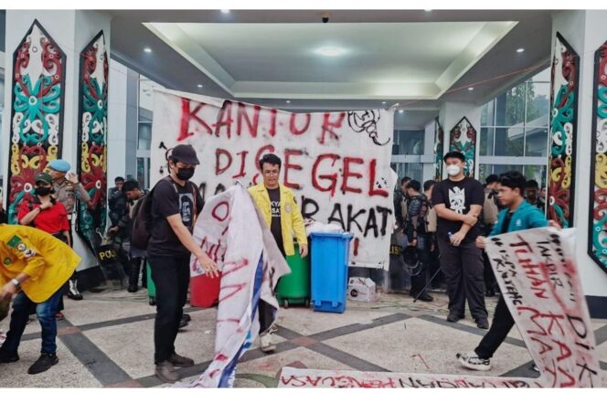 
					Massa semakin beringas  dan menyegel kantor Gubernur Kalteng, Senin, 19 Oktober 2026. Foto: ist