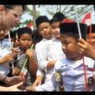 Arumi Bachsin menyalami siswa SDN 2 Plumbon Gambang, Gudo, Jombang, sebagai Ketua Dekranasda Jawa Timur, Selasa, 20 Agustus 2026. Foto: kredonews.com/priyo s