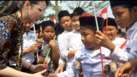 Arumi Bachsin menyalami siswa SDN 2 Plumbon Gambang, Gudo, Jombang, sebagai Ketua Dekranasda Jawa Timur, Selasa, 20 Agustus 2026. Foto: kredonews.com/priyo s