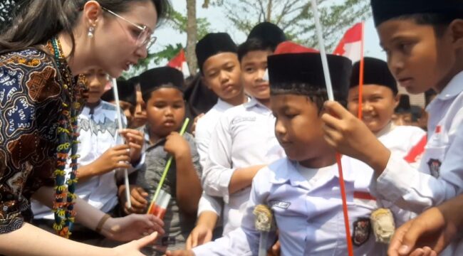 Arumi Bachsin menyalami siswa SDN 2 Plumbon Gambang, Gudo, Jombang, sebagai Ketua Dekranasda Jawa Timur, Selasa, 20 Agustus 2026. Foto: kredonews.com/priyo s