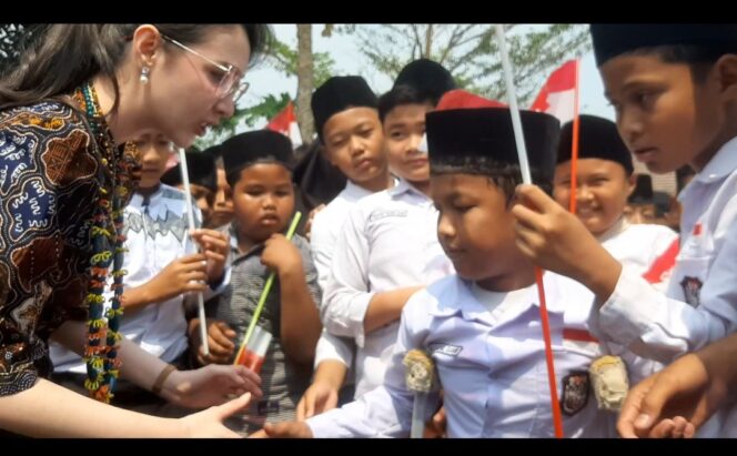 
					Arumi Bachsin menyalami siswa SDN 2 Plumbon Gambang, Gudo, Jombang, sebagai Ketua Dekranasda Jawa Timur, Selasa, 20 Agustus 2026. Foto: kredonews.com/priyo s
