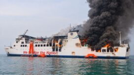 Terjadi insiden kebakaran menimpa KM Batumandi di Selat sunda. SAR berhasil menyelamatkan 460 orang yang betada di dslam kapal, Selasa, 20 Oktober 2026. Foto: ist