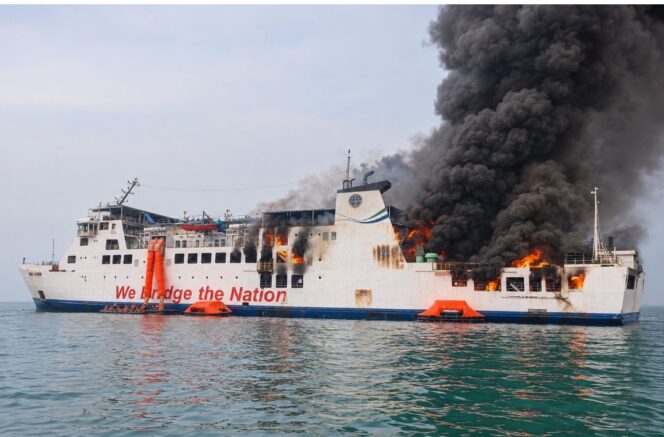 
					Terjadi insiden kebakaran menimpa KM Batumandi di Selat sunda. SAR berhasil menyelamatkan 460 orang yang betada di dslam kapal, Selasa, 20 Oktober 2026. Foto: ist
