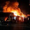 Insiden kebakaran menimpa Pasar Cukir, Diwek, Jombang, Rabu malam 21 Oktober 2026. Sebanyak 54 kios kebanyakan berjualan pakaian lufes. Foto: ist