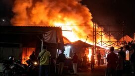 Insiden kebakaran menimpa Pasar Cukir, Diwek, Jombang, Rabu malam 21 Oktober 2026. Sebanyak 54 kios kebanyakan berjualan pakaian lufes. Foto: ist