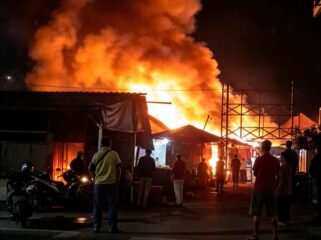 Insiden kebakaran menimpa Pasar Cukir, Diwek, Jombang, Rabu malam 21 Oktober 2026. Sebanyak 54 kios kebanyakan berjualan pakaian lufes. Foto: ist