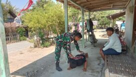 Ratusan prajurit yang bertugas di TMMD 130 di Plandaan, Jombang, selain mrmbangun jalan, rumah, fasilitas umum, juga membangun komunikasi sosial (komsos) dengan masyarakat. Foto: diskominfo jombang