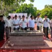 Memperingati hari jadi ke 116, Bupati Warsubi dan jajaran pemkab Jombang nyejar di makam tokoh pendiri Jombang. Foto: instagram@abahwarsubi