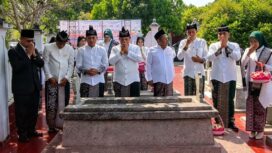 Memperingati hari jadi ke 116, Bupati Warsubi dan jajaran pemkab Jombang nyejar di makam tokoh pendiri Jombang. Foto: instagram@abahwarsubi