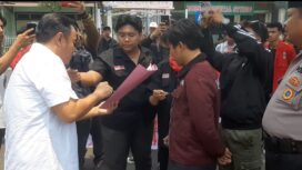 Wakil Keyia DPRD Jombang, Doni Angun hadir menemui massa mahasiswa yang memjnta dewan menyampaikan aspirasi dan tuntutan mereka, Kamis 22 Oktober 2026. Foto: kredonews.com/ priyo s