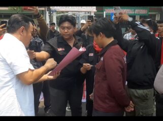 Wakil Keyia DPRD Jombang, Doni Angun hadir menemui massa mahasiswa yang memjnta dewan menyampaikan aspirasi dan tuntutan mereka, Kamis 22 Oktober 2026. Foto: kredonews.com/ priyo s