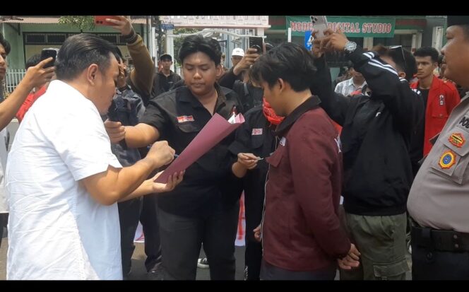 
					Wakil Keyia DPRD Jombang, Doni Angun hadir menemui massa mahasiswa yang memjnta dewan menyampaikan aspirasi dan tuntutan mereka, Kamis 22 Oktober 2026. Foto: kredonews.com/ priyo s