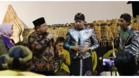 Pada tengah malam bupati Warsubi bersama Ny Yuliati Nugraheni, muncul di tengah acara gebyar wayang kulit, karena baru saja tiba hadiri undangan dari Preaiden Prabowo. Warsubi sempat menyapa dalang Ki Bayu Aji yang membawakan lakon Parikesit, Kamis-Jumat pagi, 22-23 Oktober 2026. Foto: jombangkab.go.id