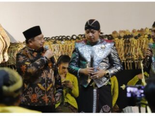 Pada tengah malam bupati Warsubi bersama Ny Yuliati Nugraheni, muncul di tengah acara gebyar wayang kulit, karena baru saja tiba hadiri undangan dari Preaiden Prabowo. Warsubi sempat menyapa dalang Ki Bayu Aji yang membawakan lakon Parikesit, Kamis-Jumat pagi, 22-23 Oktober 2026. Foto: jombangkab.go.id