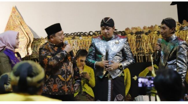 Pada tengah malam bupati Warsubi bersama Ny Yuliati Nugraheni, muncul di tengah acara gebyar wayang kulit, karena baru saja tiba hadiri undangan dari Preaiden Prabowo. Warsubi sempat menyapa dalang Ki Bayu Aji yang membawakan lakon Parikesit, Kamis-Jumat pagi, 22-23 Oktober 2026. Foto: jombangkab.go.id