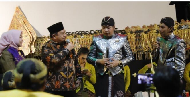 
					Pada tengah malam bupati Warsubi bersama Ny Yuliati Nugraheni, muncul di tengah acara gebyar wayang kulit, karena baru saja tiba hadiri undangan dari Preaiden Prabowo. Warsubi sempat menyapa dalang Ki Bayu Aji yang membawakan lakon Parikesit, Kamis-Jumat pagi, 22-23 Oktober 2026. Foto: jombangkab.go.id