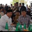 Bupati Jombang H Warsubi bincang akrab dengan Dirut PT Kawasan Ploso, dalam acara ground breaking Jombang Industrial Park ((JIP), di area lokasi desa Katenan, Kudu, Jombang, Jumat 23 Oktober 2026. Foto: Jombangkab.go.id