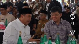 Bupati Jombang H Warsubi bincang akrab dengan Dirut PT Kawasan Ploso, dalam acara ground breaking Jombang Industrial Park ((JIP), di area lokasi desa Katenan, Kudu, Jombang, Jumat 23 Oktober 2026. Foto: Jombangkab.go.id