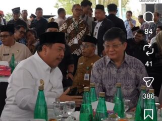 Bupati Jombang H Warsubi bincang akrab dengan Dirut PT Kawasan Ploso, dalam acara ground breaking Jombang Industrial Park ((JIP), di area lokasi desa Katenan, Kudu, Jombang, Jumat 23 Oktober 2026. Foto: Jombangkab.go.id