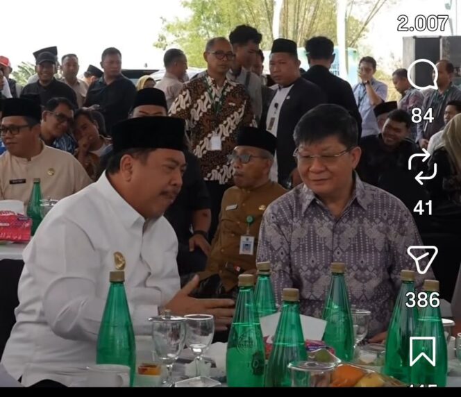 
					Bupati Jombang H Warsubi bincang akrab dengan Dirut PT Kawasan Ploso, dalam acara ground breaking Jombang Industrial Park ((JIP), di area lokasi desa Katenan, Kudu, Jombang, Jumat 23 Oktober 2026. Foto: Jombangkab.go.id