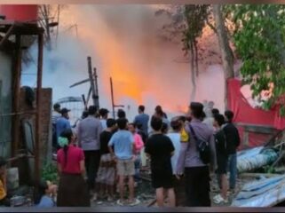 Insiden kebakaran melanda gudang daur ulang plastik milik warga Muhaimin (32) di Dusun Tanggungan Santren, Desa Bandung, Kecamatan Diwek, Jombang pada Jumat sekitar pukul 07.10 WIB, 23 Oktober 2026. Ist