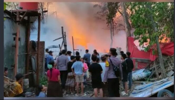 
					Insiden kebakaran melanda gudang daur ulang plastik milik warga Muhaimin (32) di Dusun Tanggungan Santren, Desa Bandung, Kecamatan Diwek, Jombang pada Jumat sekitar pukul 07.10 WIB, 23 Oktober 2026. Ist