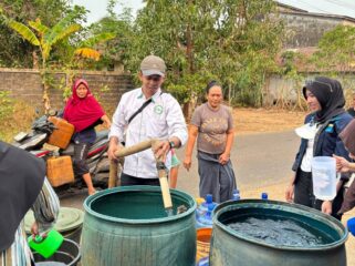 BEM PTNU kirim 120.000 air bersih kepada warga Ketapang, Kalimantan Barat, sebagai bentuk nyata peringatan hari Santri. Foto: ist
