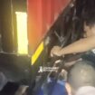 Warga menolong tiga remaja asal Kabuh alami kecelaan di Jogoloyo, Sumobito, Jombang. Mereka mengendarai motor matic,  dua luka luka satu korban asal Kabuh tewas di tempat, Sabtu 23.30 WIB, 24 Oktober 2026. Foto: instagram@jombaninformasi_