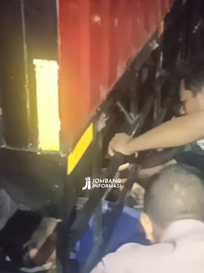 
					Warga menolong tiga remaja asal Kabuh alami kecelaan di Jogoloyo, Sumobito, Jombang. Mereka mengendarai motor matic,  dua luka luka satu korban asal Kabuh tewas di tempat, Sabtu 23.30 WIB, 24 Oktober 2026. Foto: instagram@jombaninformasi_