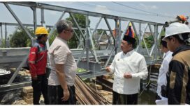 Bupati Jombang H. Warsubi meninjau progrem pembangunan jembatan Ngusikan-Kudu, berdialog dengan Kadis Perkim Ir. Dian Kusuma Rahmad Subekti. Anggaran Rp3 miliar, Jumat 23 Oktober 2026. Foto: jombangkab.go.id
