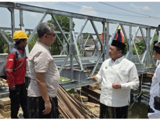 Bupati Jombang H. Warsubi meninjau progrem pembangunan jembatan Ngusikan-Kudu, berdialog dengan Kadis Perkim Ir. Dian Kusuma Rahmad Subekti. Anggaran Rp3 miliar, Jumat 23 Oktober 2026. Foto: jombangkab.go.id
