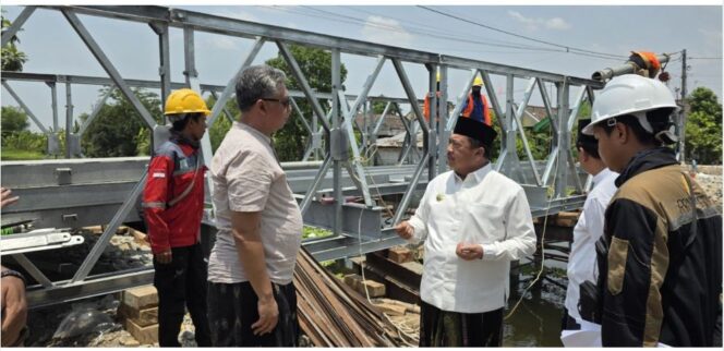 
					Bupati Jombang H. Warsubi meninjau progrem pembangunan jembatan Ngusikan-Kudu, berdialog dengan Kadis Perkim Ir. Dian Kusuma Rahmad Subekti. Anggaran Rp3 miliar, Jumat 23 Oktober 2026. Foto: jombangkab.go.id