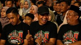 Rombongan anggota DPRD Jombang dipimpin ketua Hadi Atmaji hadiri hiburan group band de'Massiv, di alun alun bersama pimpinan eksekutif dan OPD Pemkab Jombang. Foto: instagram@dprd jombang